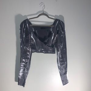 This crop top is a great summer top! Only worn 1-2 times like brand new!